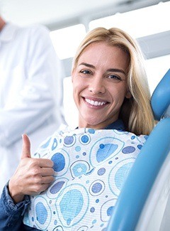 woman doing thumbs up